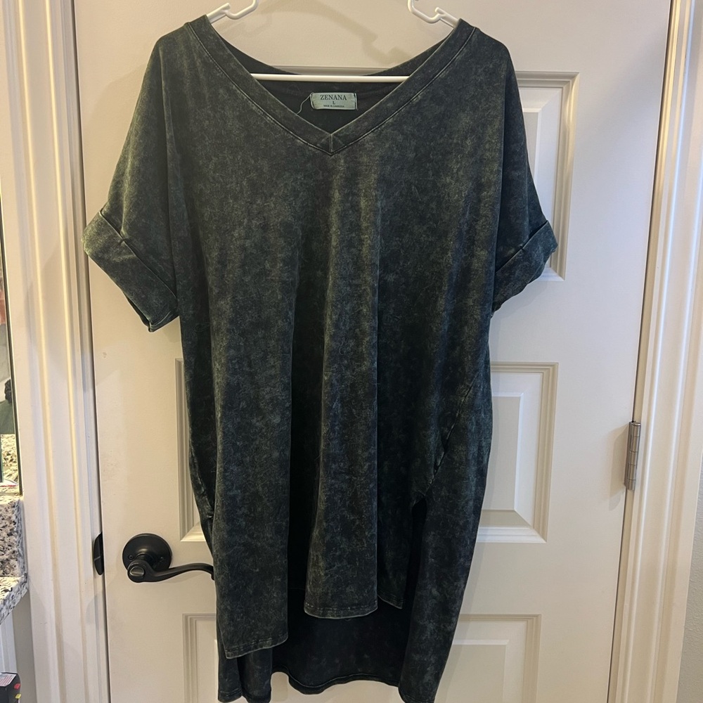 ✨LAST CHANCE✨ Zenana green acid wash vneck